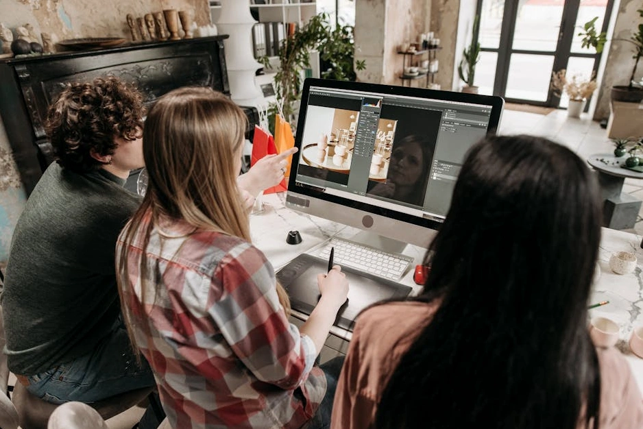 Nowoczesne biuro z zespołem programistów